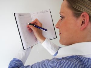 Woman_writing_in_the_agenda Woman_writing_in_the_agenda