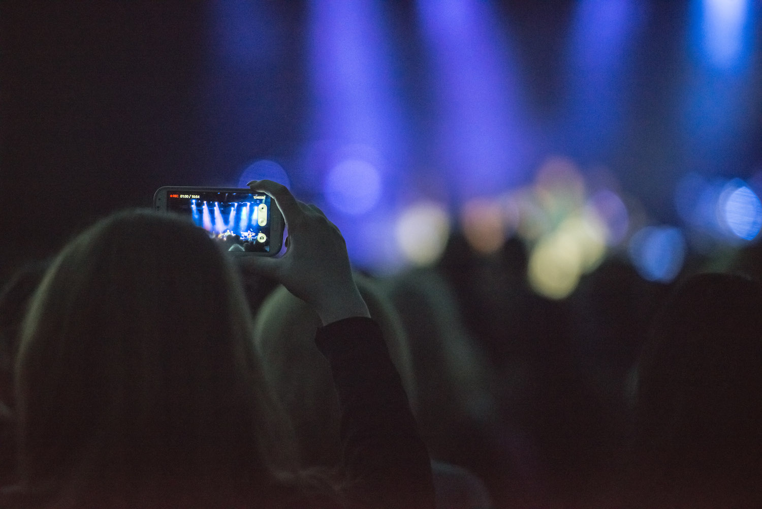 girl-filming-live-concert-on-smartphone